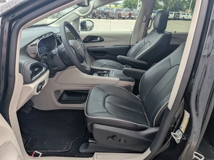 2024 Chrysler Pacifica Limited photo 1