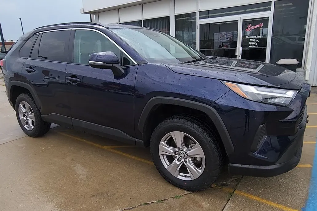2023 Toyota RAV4 XLE photo 1
