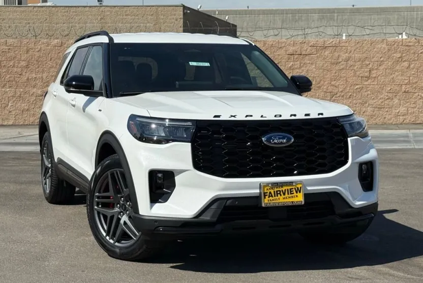 2025 Ford Explorer ST-Line photo 1