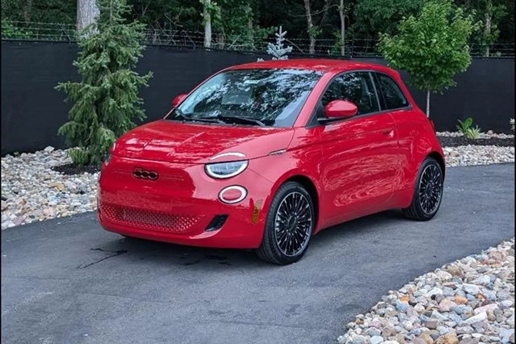 2024 Fiat 500e Red photo 1