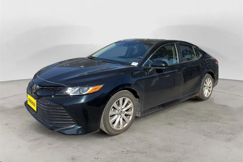 2018 Toyota Camry LE photo 1