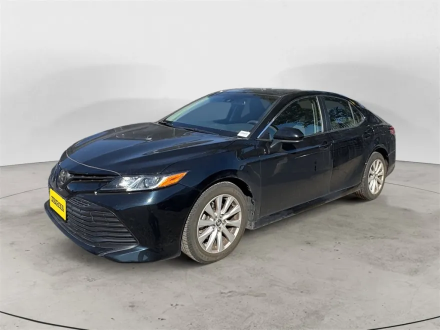 2018 Toyota Camry LE photo 1