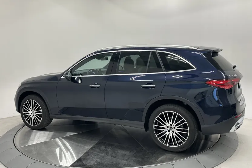 2024 Mercedes Benz GLC 300 photo 1