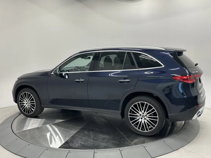 2024 Mercedes Benz GLC 300 photo 1