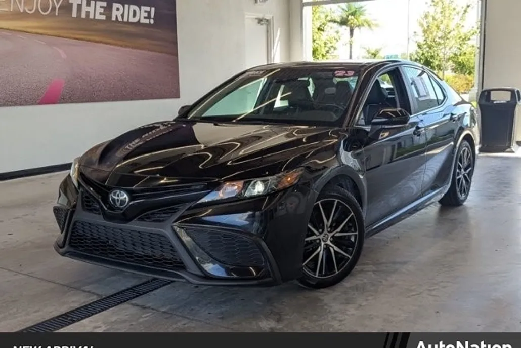 2023 Toyota Camry SE photo 1