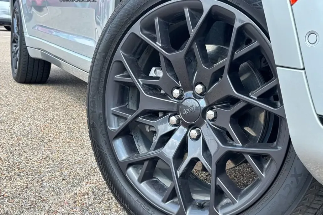 2023 Jeep Grand Cherokee L Summit photo 1