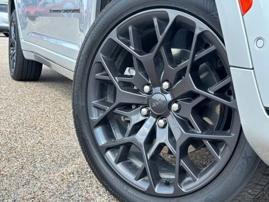 2023 Jeep Grand Cherokee L Summit photo 1
