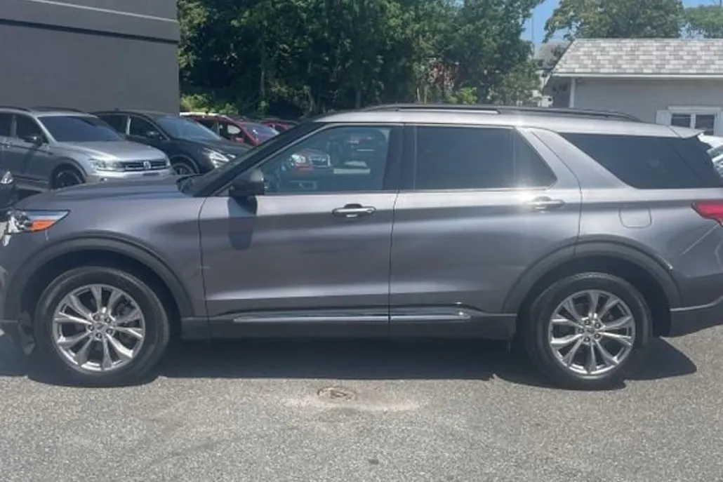 2022 Ford Explorer XLT photo 1