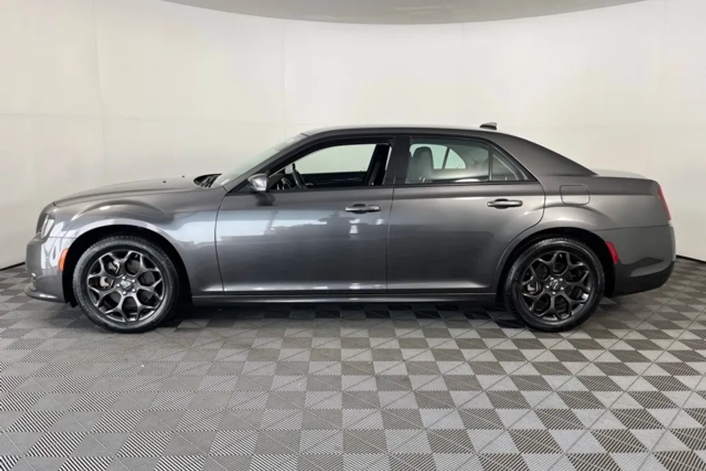 2022 Chrysler 300 Touring L photo 1
