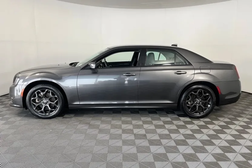 2022 Chrysler 300 Touring L photo 1