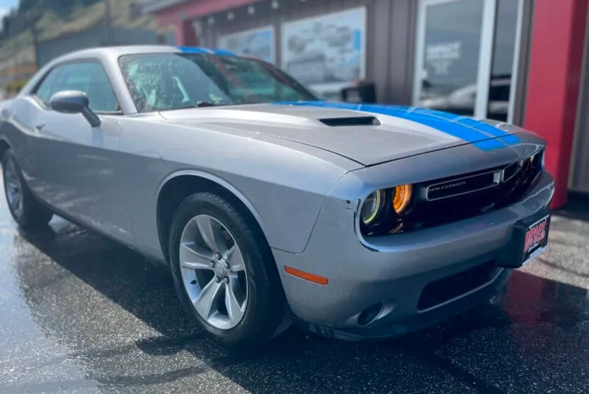 2015 Dodge Challenger SXT photo 1