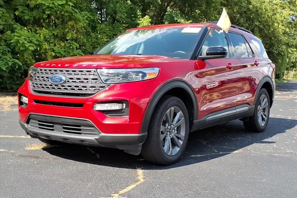 2023 Ford Explorer XLT photo 1
