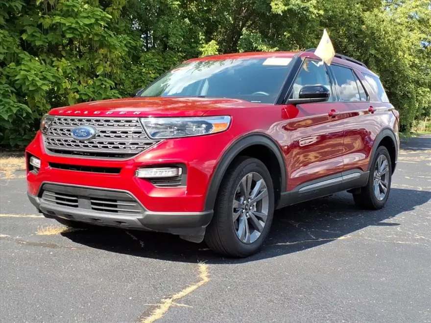 2023 Ford Explorer XLT photo 1