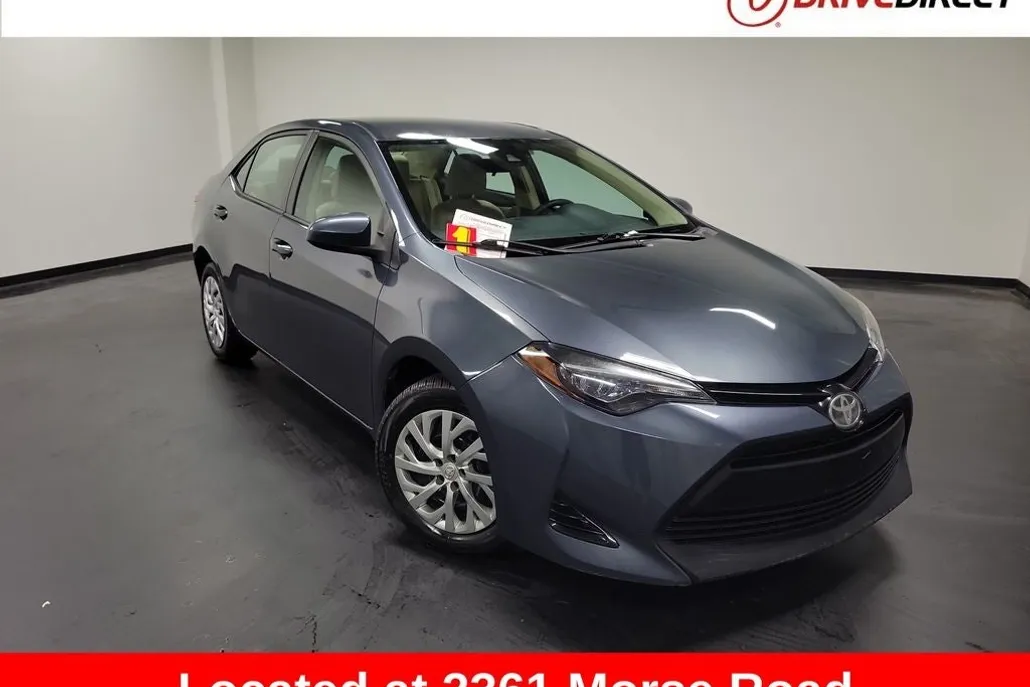 2017 Toyota Corolla LE photo 1
