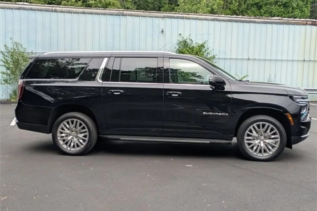2025 Chevrolet Suburban LT photo 1