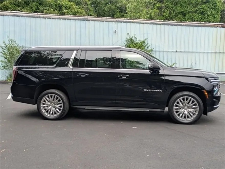 2025 Chevrolet Suburban LT photo 1
