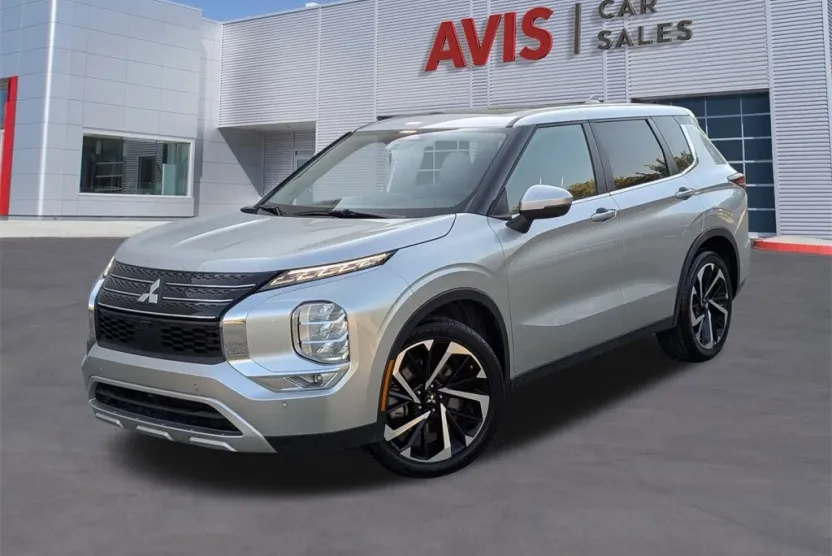 2024 Mitsubishi Outlander SE photo 1