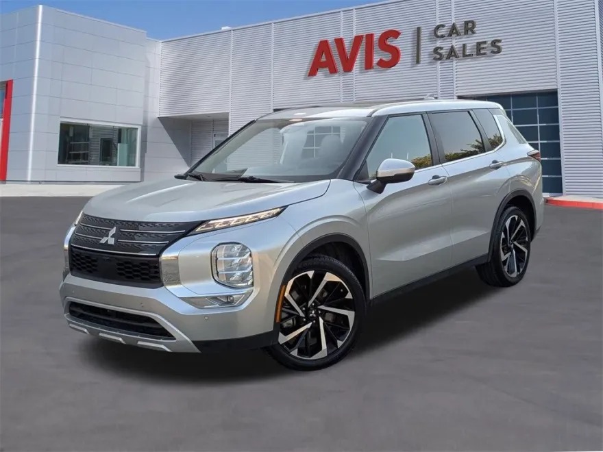 2024 Mitsubishi Outlander SE photo 1