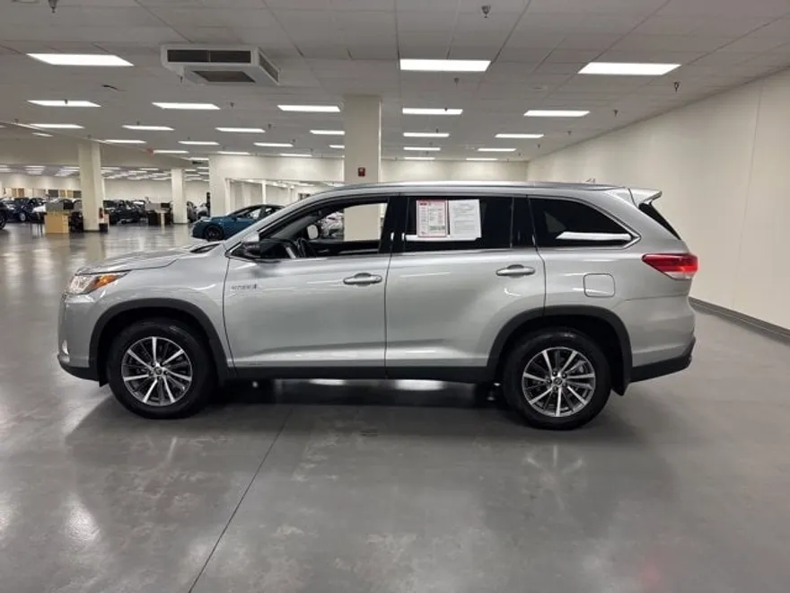 2019 Toyota Highlander Hybrid XLE photo 1