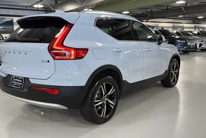 2025 Volvo XC40 Core photo 1
