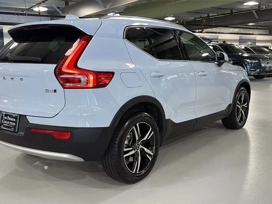 2025 Volvo XC40 Core photo 1