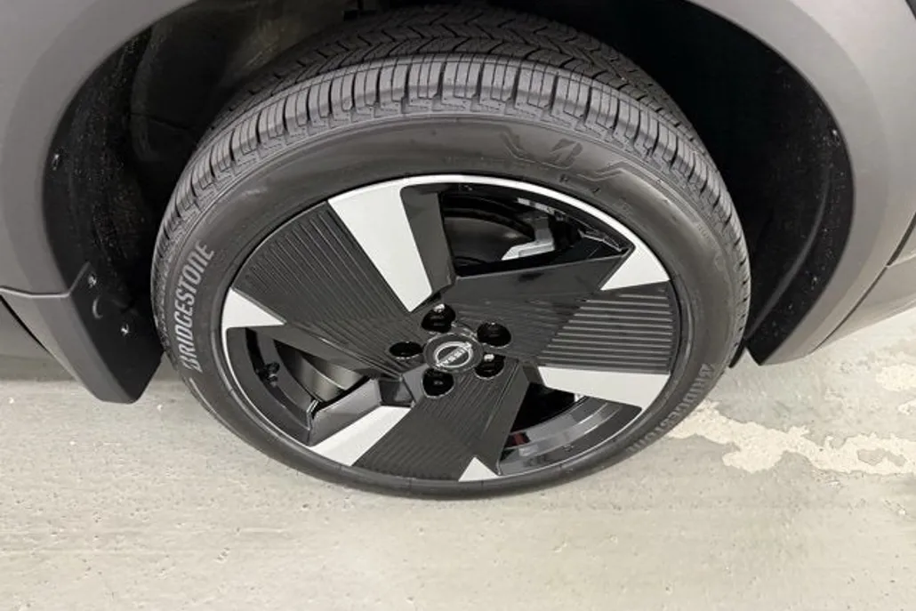 2025 Nissan Kicks SR photo 1