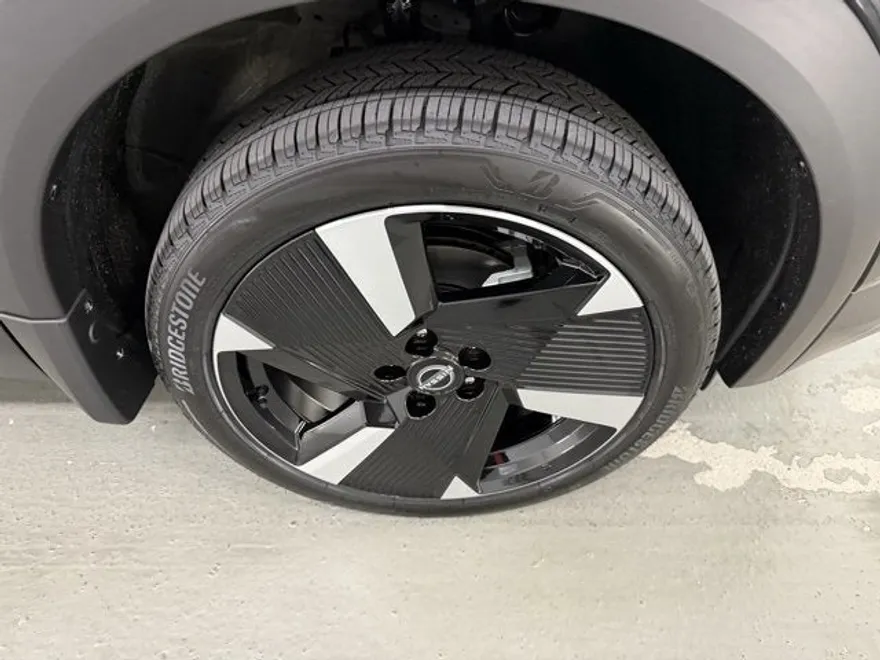 2025 Nissan Kicks SR photo 1
