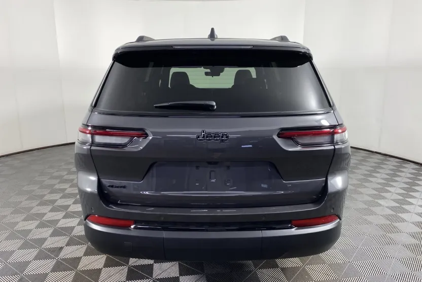2025 Jeep Grand Cherokee Laredo Altitude photo 1