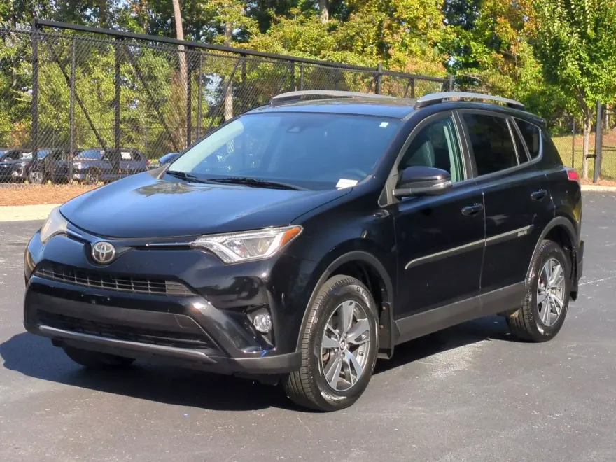 2017 Toyota RAV4 XLE photo 1