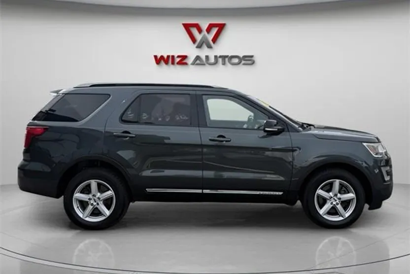 2016 Ford Explorer XLT photo 1