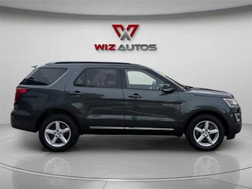 2016 Ford Explorer XLT photo 1