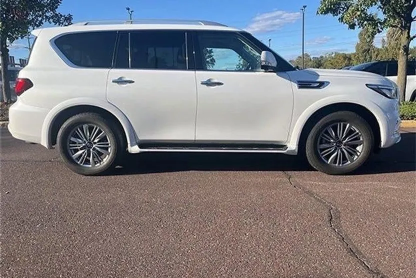 2022 Infiniti QX80 Luxe photo 1