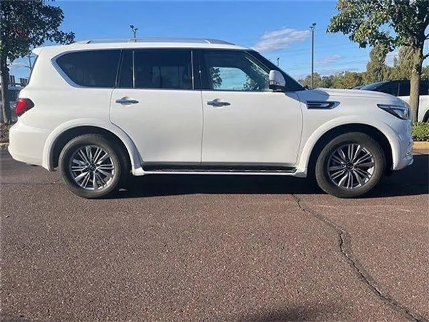 2022 Infiniti QX80 Luxe photo 1