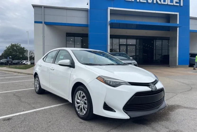 2019 Toyota Corolla LE photo 1