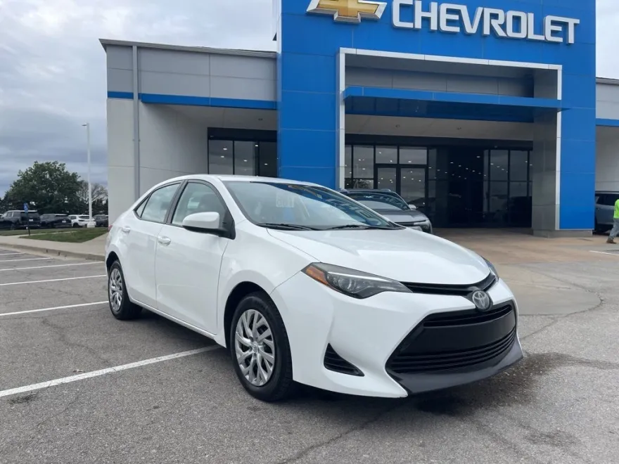 2019 Toyota Corolla LE photo 1