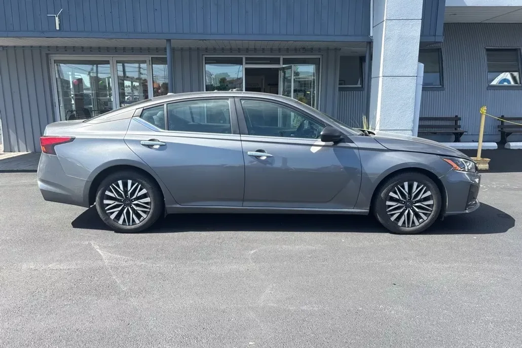 2024 Nissan Altima 2.5 SV photo 1
