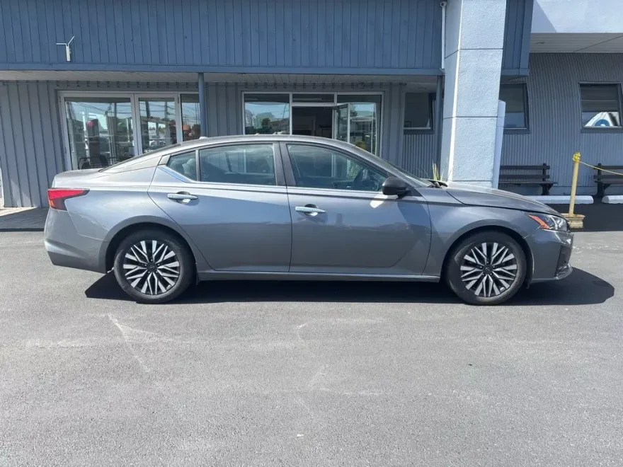 2024 Nissan Altima 2.5 SV photo 1