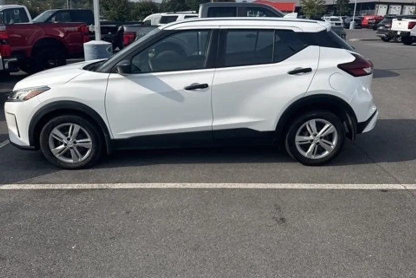 2023 Nissan Kicks S photo 1