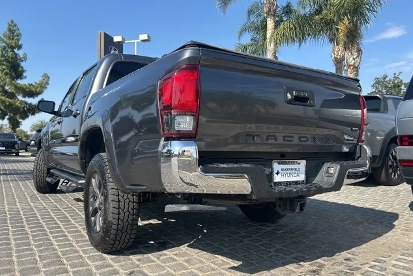 2021 Toyota Tacoma TRD Off-Road V6 photo 1