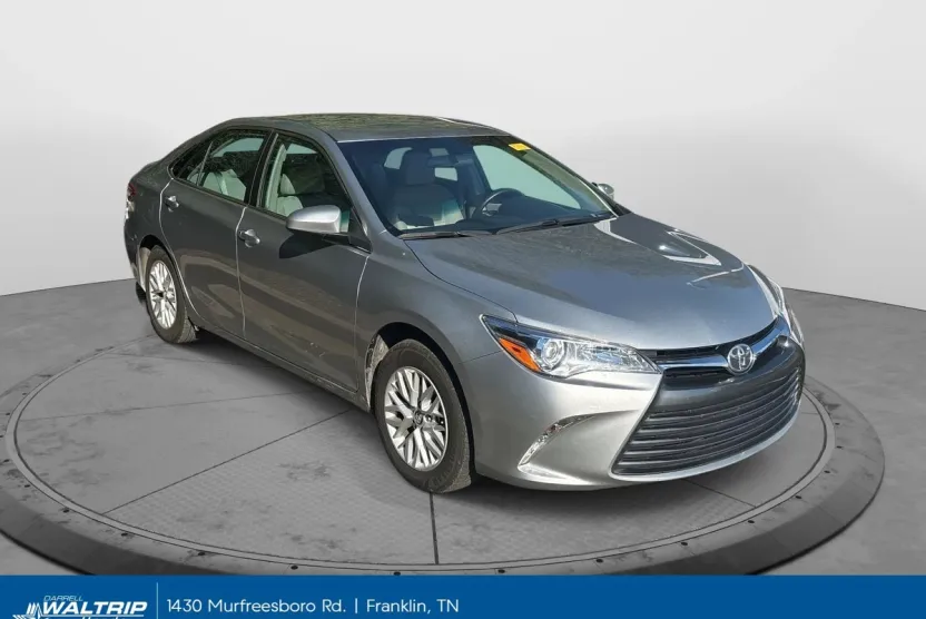 2017 Toyota Camry LE photo 1