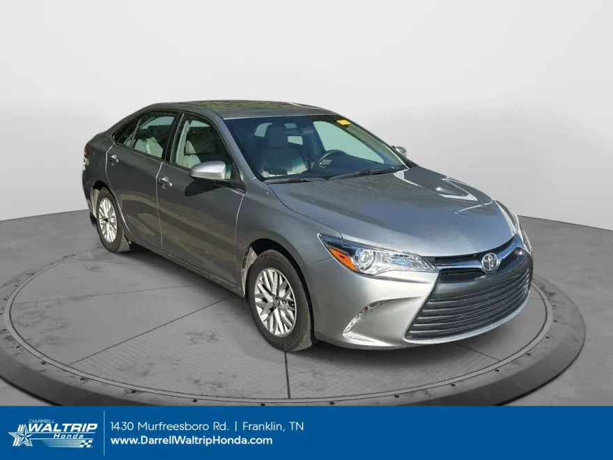 2017 Toyota Camry LE photo 1