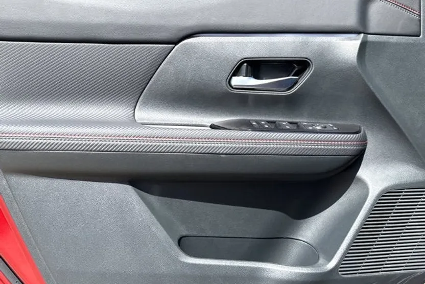 2025 Nissan Kicks SR photo 1