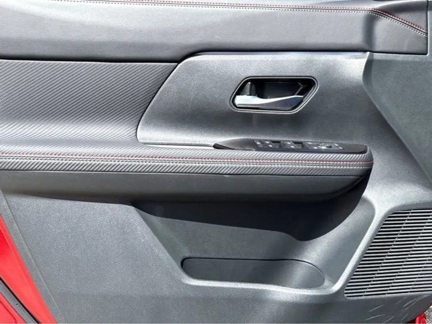 2025 Nissan Kicks SR photo 1