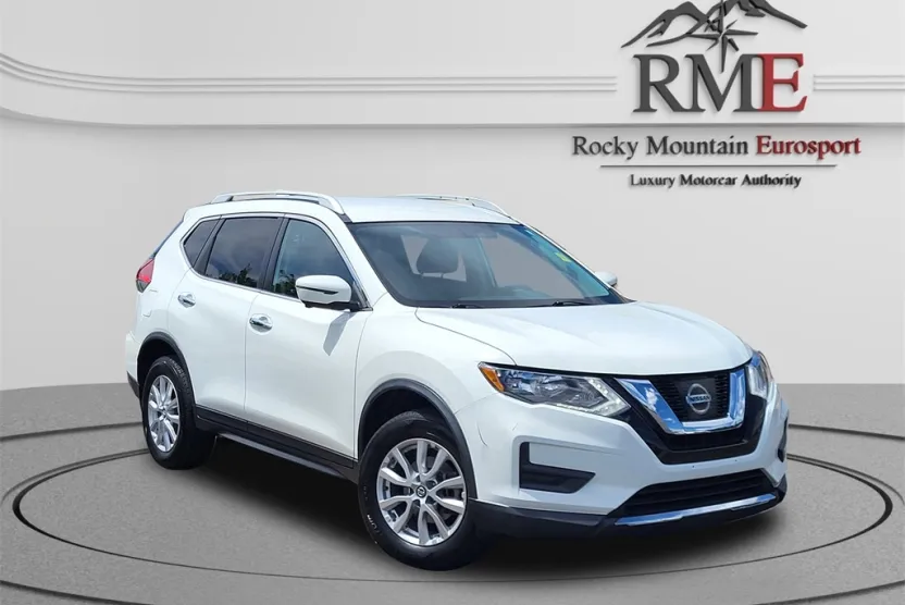 2017 Nissan Rogue SV photo 1