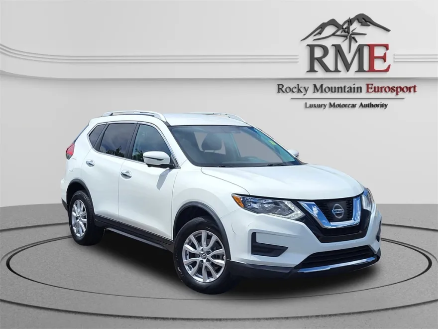 2017 Nissan Rogue SV photo 1