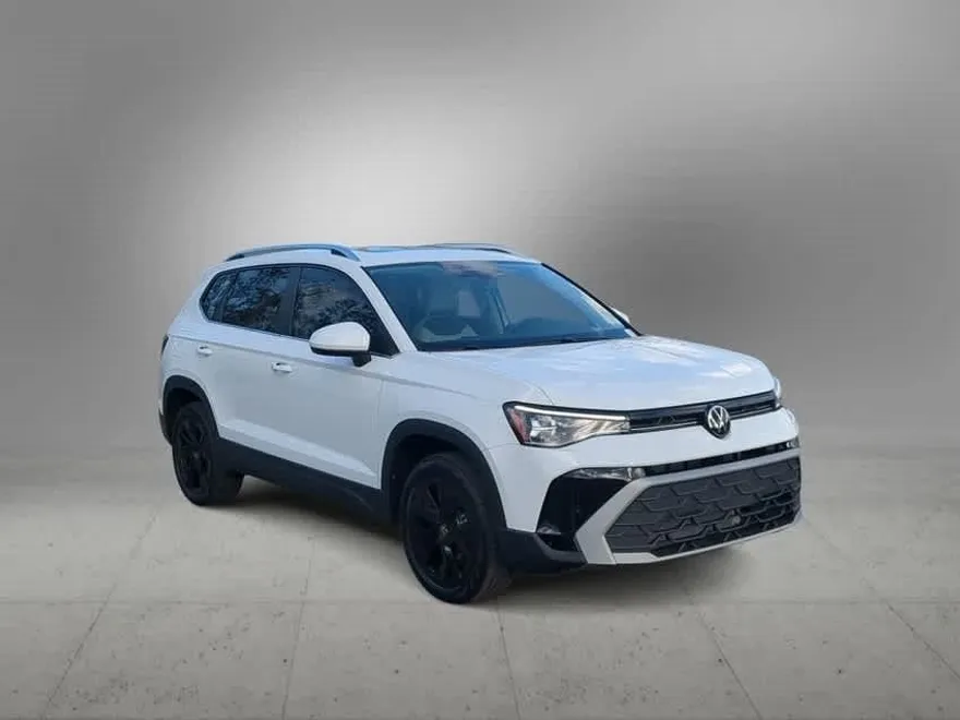 2025 Volkswagen Taos SE photo 2
