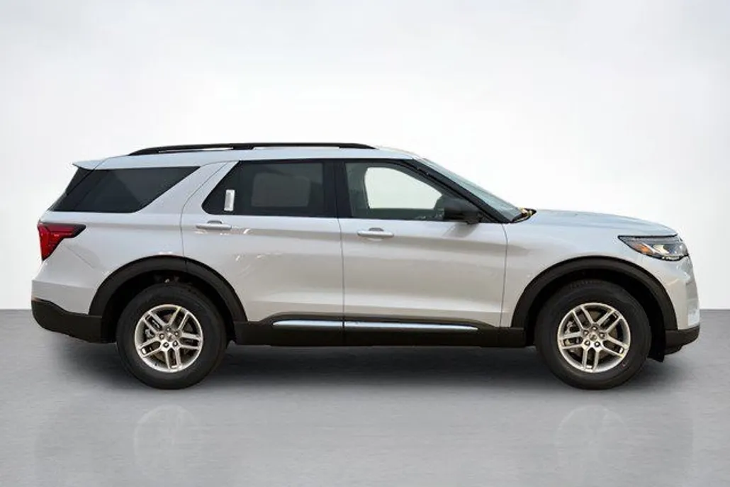 2025 Ford Explorer photo 1