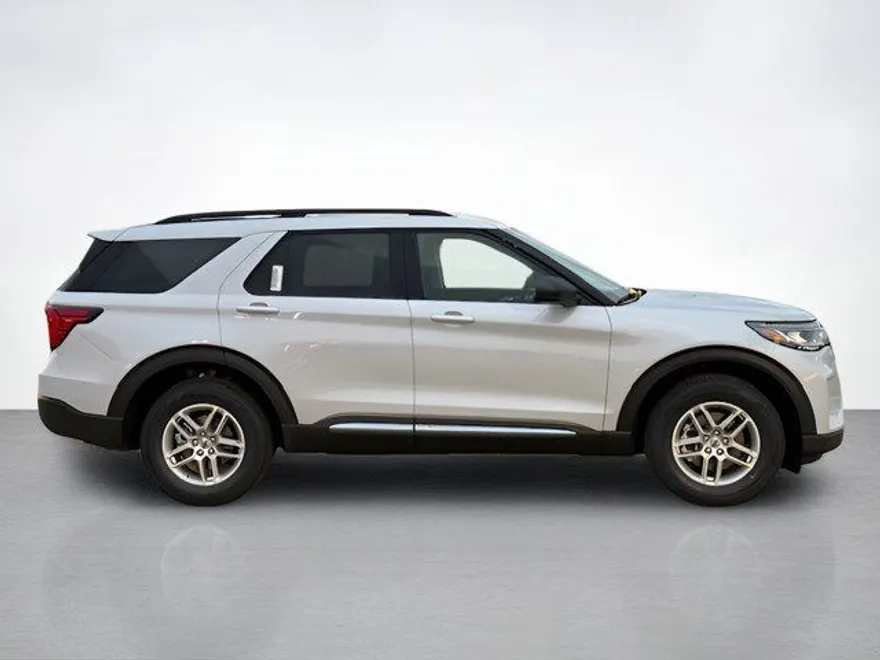 2025 Ford Explorer photo 1