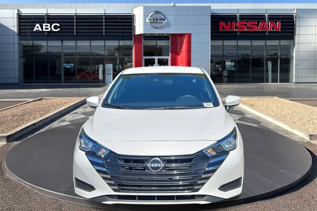 2024 Nissan Versa 1.6 SV photo 1