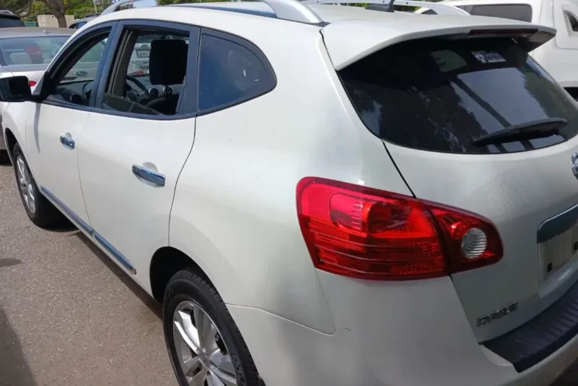 2013 Nissan Rogue SV photo 1